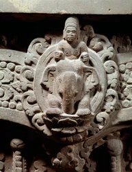 Arte jemer: «El dios Indra en el centro sobre Airavata y los Maruts, los dioses de la tormenta y el viento». Dintel de piedra del estilo de Sambor Prei Kuk (600-650). Procedente de Camboya. París, Museo Guimet, Museo Nacional de Artes Asiáticas