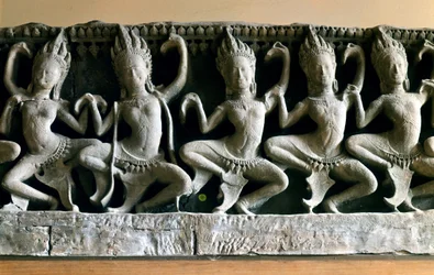 Las apsaras, criaturas muy jóvenes y hermosas que bailaban en el patio de Indra. Mitología hindú. Arte Khmer, templo de Bayon
