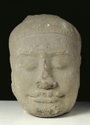 Cabeza de Buda con ojos cerrados, Angkor