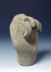 Mano de una estatua sosteniendo el disco chakra, 800-1431
