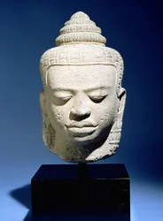 Cabeza de Buda, Khmer, Camboya, c. siglo XII-XIII (arenisca)