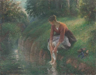 Mujer bañándose los pies en un arroyo