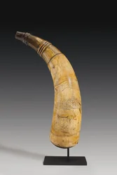 Cuerno de pólvora, grabado con un mapa del río San Lorenzo en el área de Quebec, c.1759