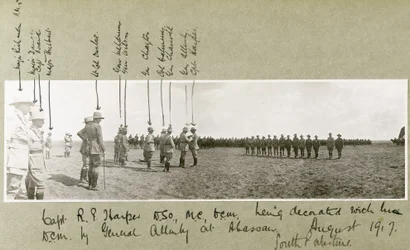 El General Allenby decorando al Capitán Harper con la D.C.M. en una ceremonia en Abassan, Palestina del Sur, agosto de 1917