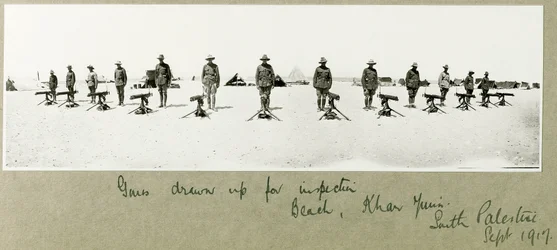Armas alineadas para inspección en la playa, Khan Yunis, septiembre de 1917