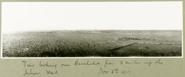 Vista mirando sobre Beerseba desde dos millas arriba del Camino de Hebrón, 3 de noviembre de 1917