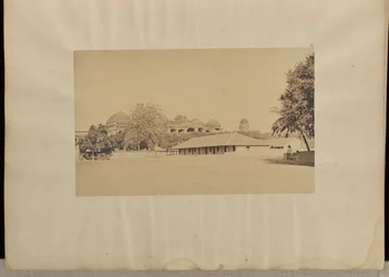 Madura. Palacio [de Trimul Naik], con la escuela del Sr. Fischer en primer plano.