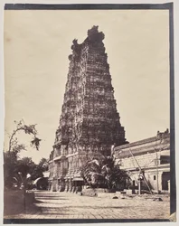 Entrada occidental (Gopuram) del templo Meenakshi Sundareshwar, Madurai