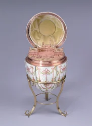 Huevo del Palacio de Gátchina, realizado por Mijaíl Perjin (activo 1884-1903), 1901, oro, esmalte en plein y perlas de semilla