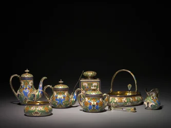 Olla de agua caliente, azucarero cubierto, caja de té, tetera, pinzas de azúcar, tenedor de limón, cesta de azúcar, cesta de pastel, jarra de crema, colador de té y tamiz de azúcar, antes de 1896 y 1896-1906