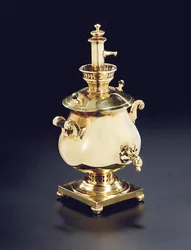 Frasco de perfume en miniatura samovar con tapón, probablemente Moscú, 1908-17