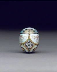 Rara bombonera de huevo bicolor con joyas, 1896-1908
