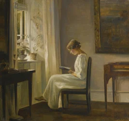 Interior con una mujer leyendo