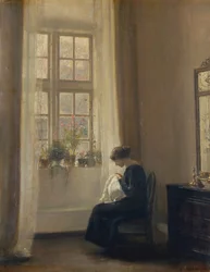 Una niña cosiendo en un interior