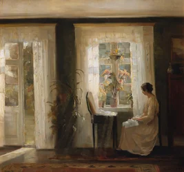 Una mujer en una ventana soleada