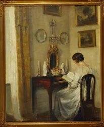 Un interior con una niña leyendo en un escritorio
