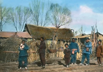 China, chinos en un pueblo, fecha de la imagen: hacia 1920, Archivo Carl Simon