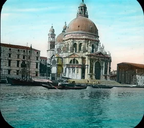 Italia, Venecia, vista de la Basílica Santa Maria della Salute, también conocida como Basílica de Santa María de la Salud, zona de Dorsoduro, fecha de la imagen: hacia 1910. Archivo Carl Simon