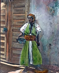 Marruecos, niña cabila de la etnia bereber, fecha de la imagen: hacia 1910. Archivo Carl Simon