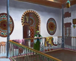Norte de Marruecos, mujer marroquí en una galería, fecha de la imagen: hacia 1910, Archivo Carl Simon