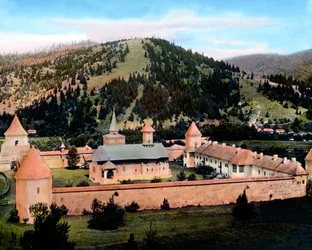 Rumanía, Bucovina, Monasterio de Sucevita situado en el valle del riachuelo Sucevita, fecha de la imagen: hacia 1920. Archivo Carl Simon
