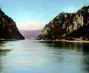 Rumanía, las Puertas de Hierro, un desfiladero en el río Danubio, fecha de la imagen: hacia 1920. Archivo Carl Simon