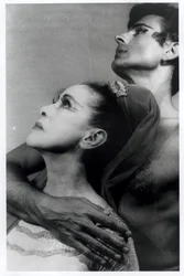 Martha Graham (1894-1991) y Bertram Ross (1920-2003) en "Visionary Recital", 27 de junio de 1961 (gelatina de plata)