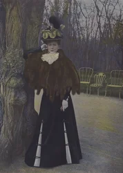 Mujer en un parque de París