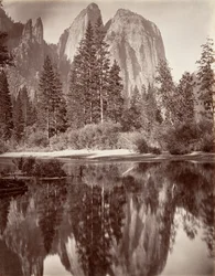 Vista en espejo de las Rocas de la Catedral, Yosemite, ca. 1872, impreso ca. 1876