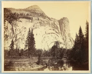 Arcos Reales, Columna de Washington, Cúpula Norte