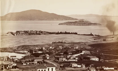 Alcatraz y Black Pt. desde Russian Hill, S.F.