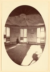 Interior del pabellón, construido sobre el tocón de un árbol, Mammoth Tree Grove, Calaveras Co., Cal.