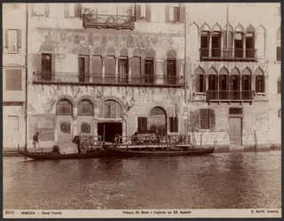 Palacio Da Mosto y transbordador SS Apostoli