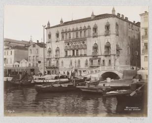Hotel Royal Danieli en el Palazzo Dandolo y barcos en la Riva degli Schiavoni de Venecia