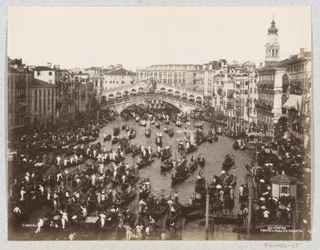 Regata de góndolas en el Gran Canal de Venecia, junto al puente de Rialto