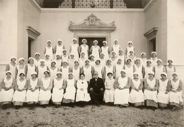 Foto de grupo de una enfermera psiquiátrica durante la Primera Guerra Mundial
