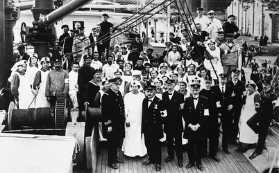 Miembros de la Cruz Roja en un barco durante la Primera Guerra Mundial