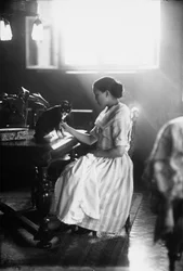Retrato de Wanda sentada en una mesa con su gato, Trieste, c.1910