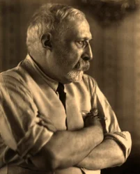 Retrato de perfil del pintor Arturo Rietti con los brazos cruzados