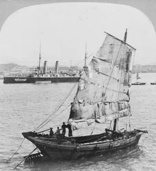 Juncos chinos y acorazado británico en el puerto de Hong Kong, 1902