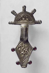 Broche con cabeza radiada, de Marchelepot, Somme, probablemente carolingio, c. siglo VII-X