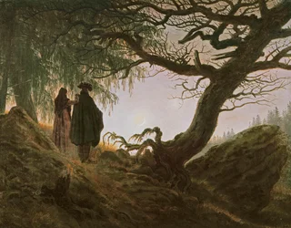 Un hombre y una mujer contemplando la luna