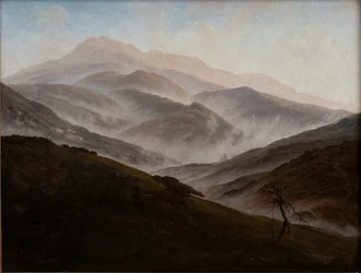 Alemán: Riesengebirgslandschaft mit aufsteigendem Nebel Paisaje de montañas gigantes con niebla creciente