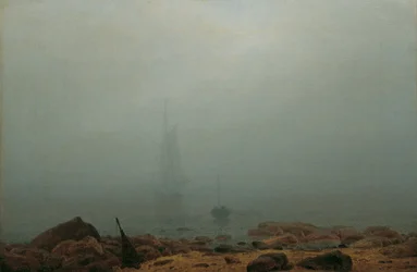 Playa del mar en la niebla