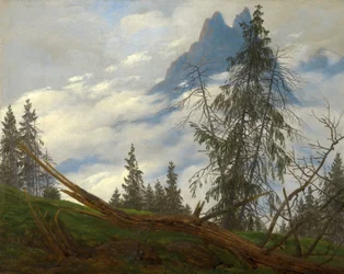 Cima montañosa con nubes a la deriva