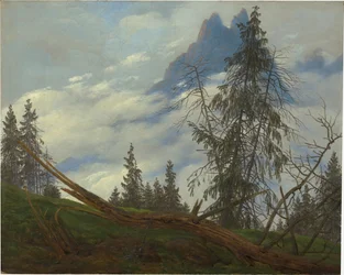 Pico montañoso con nubes a la deriva