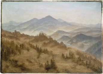 Montañas en la niebla ascendente