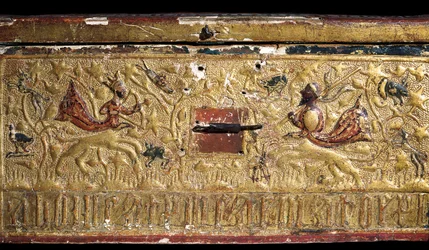(detalle) de una caja de madera dorada que representa a un rey y un jefe sarraceno luchando entre sí, escuela catalana