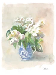 Jarrón azul con flores blancas delicadas