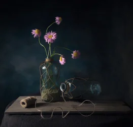 Naturaleza muerta rústica con margaritas